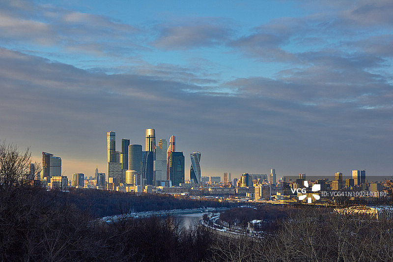 冬日日落时分的办公摩天大楼图片素材