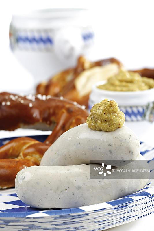 巴伐利亚小牛肉香肠和甜芥末（巴伐利亚纸盘）图片素材