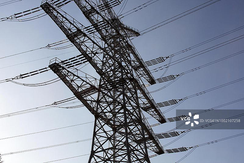 德国下萨克森州的高压电线塔图片素材
