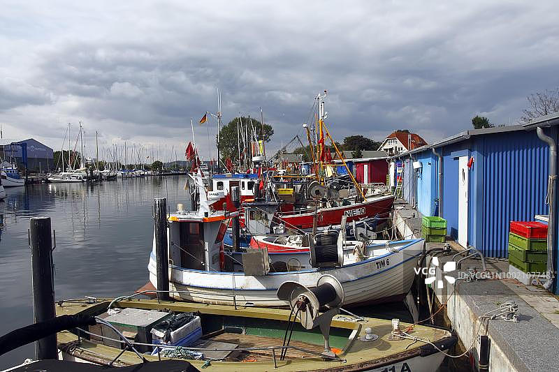 德国石勒苏益格-荷尔斯泰因州蒂门多夫strand尼恩多夫区波罗的海海滨度假胜地的尼恩多夫港的渔船、渔船和游艇图片素材