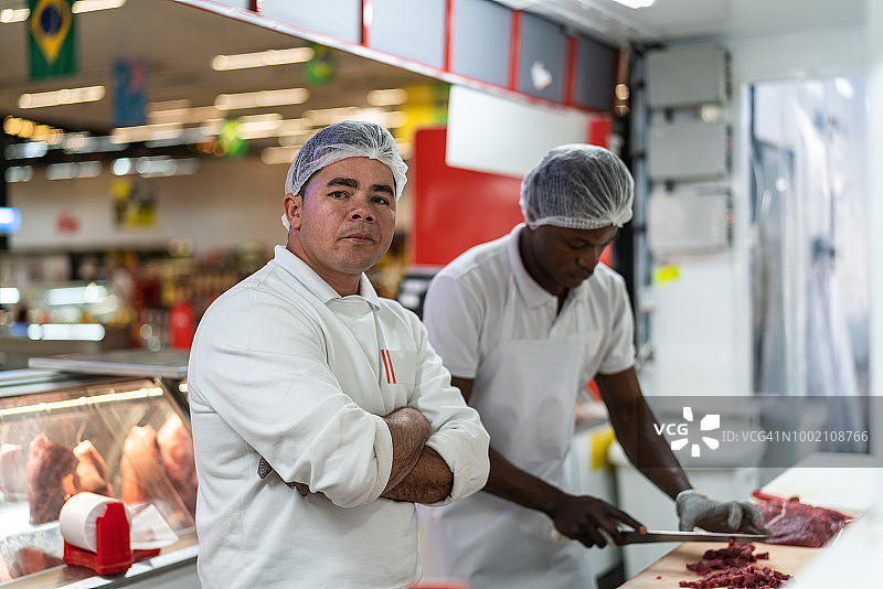 在肉店工作的男人们的肖像图片素材