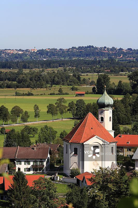 埃申洛厄教堂，可眺望上巴伐利亚州穆尔瑙，德国巴伐利亚图片素材