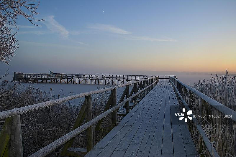 费德尔湖日出时的冬季氛围图片素材