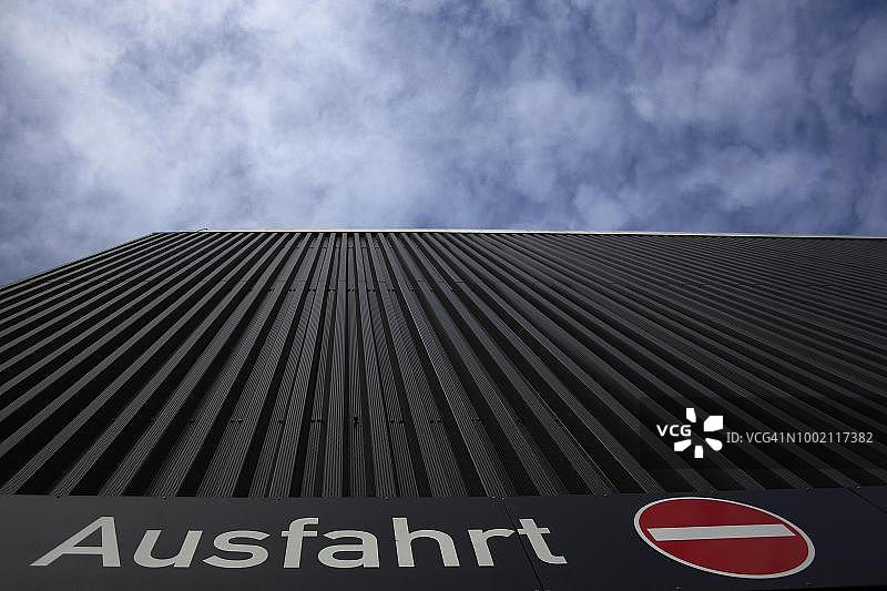 停车场外墙上的德语“出口”和“禁止进入”标志图片素材