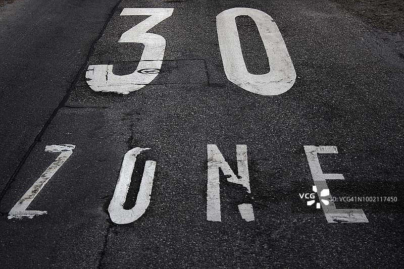 街道限速30公里/小时的标记图片素材