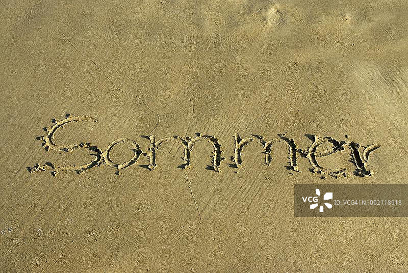 沙滩上的夏天字样图片素材
