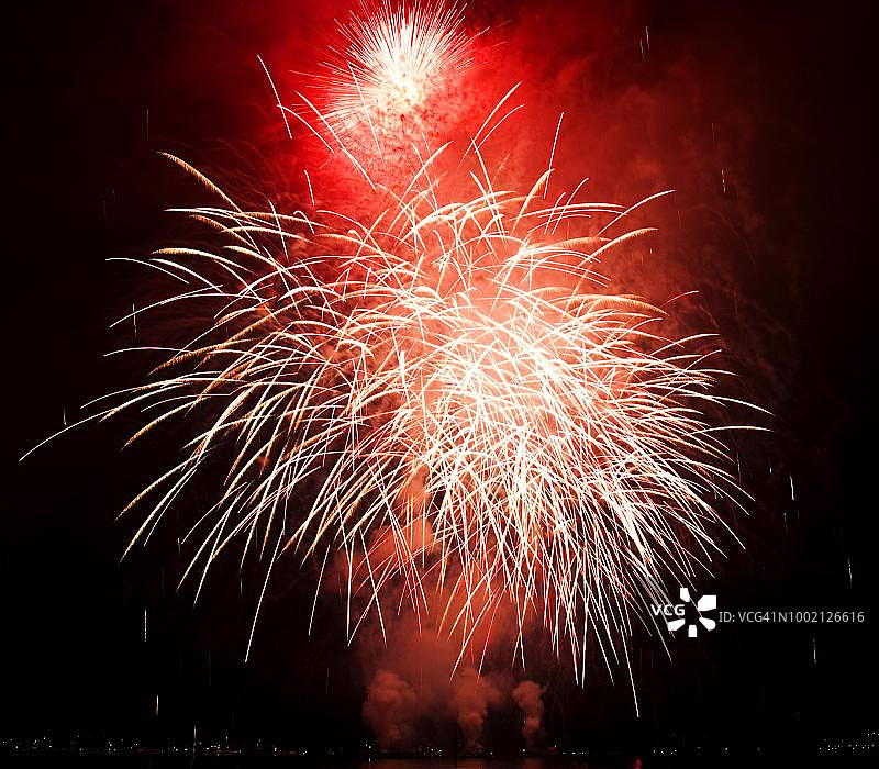 德国巴登-符腾堡州康斯坦茨湖湖畔节烟花图片素材