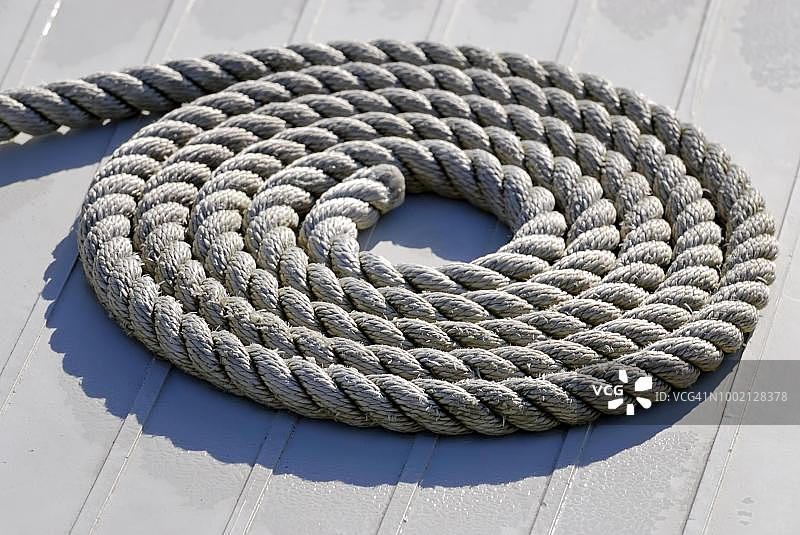 整齐地卷在甲板上的绳索，象征着开始或秩序，德国石勒苏益格-荷尔斯泰因州基尔图片素材