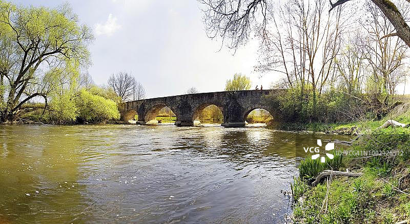 德国巴伐利亚州阿尔特米尔河上的罗马桥图片素材