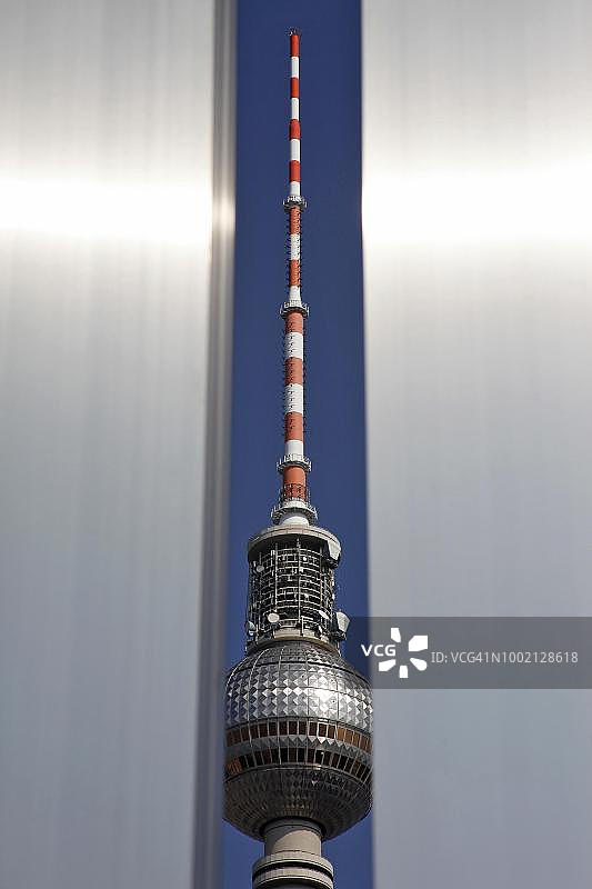 德国柏林马克思-恩格斯广场上两块信息牌之间的电视塔图片素材