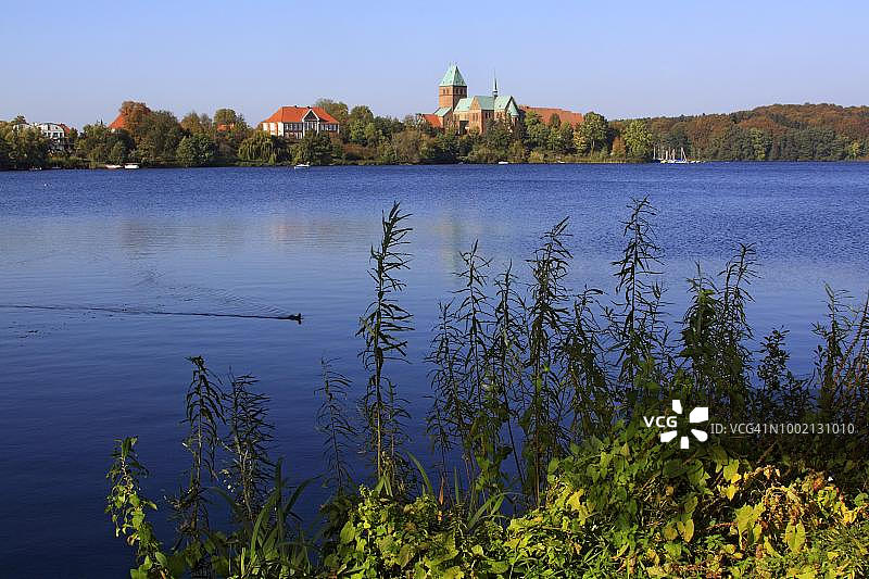 德国拉策堡多姆湖及大教堂图片素材