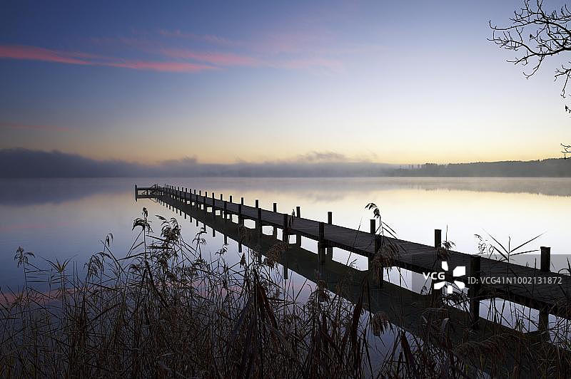 德国上巴伐利亚州沃尔特湖的码头图片素材