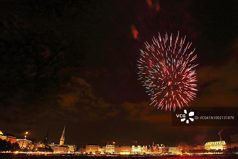 德国汉堡阿尔斯特湖上的烟花图片素材
