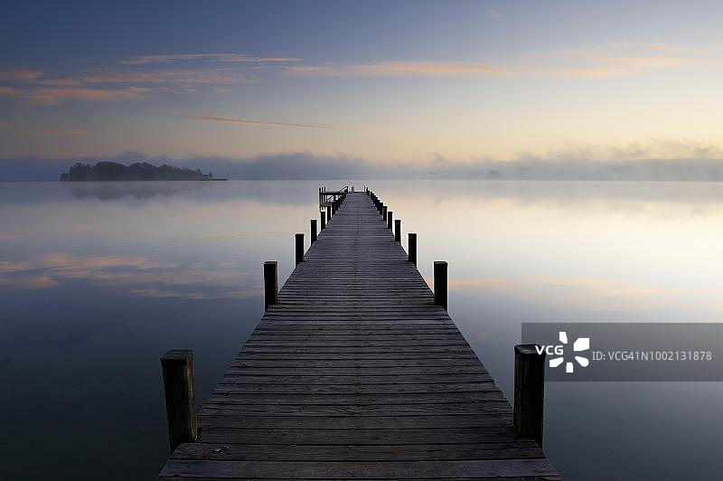 德国上巴伐利亚州沃尔特湖的码头图片素材