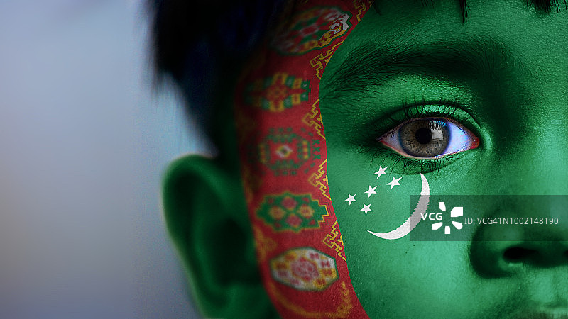 脸上带有土库曼斯坦国旗图案的男孩图片素材
