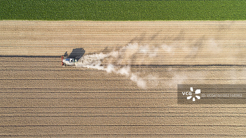 收割麦田，尘土飞扬图片素材