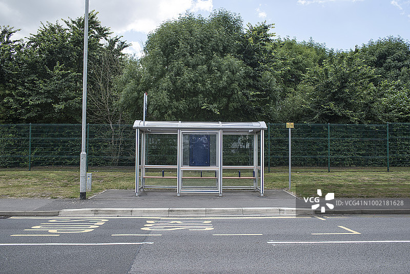 公交候车亭和树木图片素材