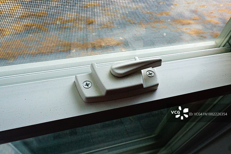 特写：乙烯基窗户锁图片素材