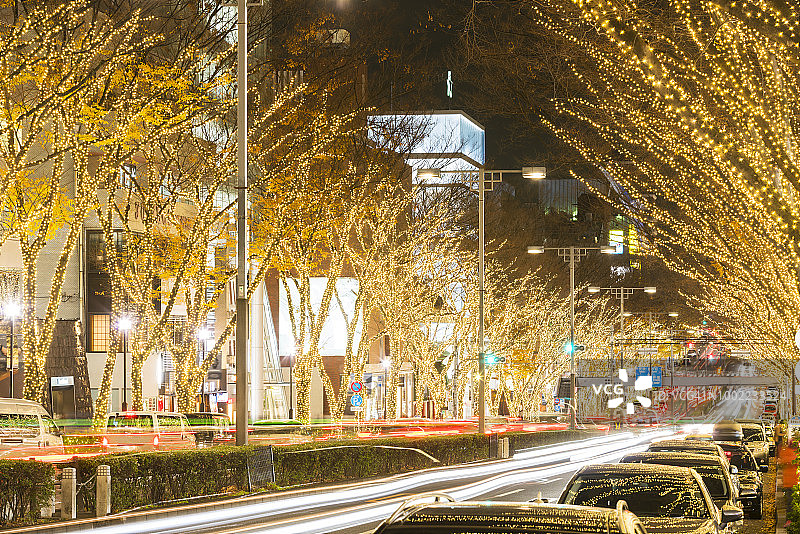 2017年12月6日，夜间在东京港区北青山表参道灯光树街道上行驶的汽车图片素材
