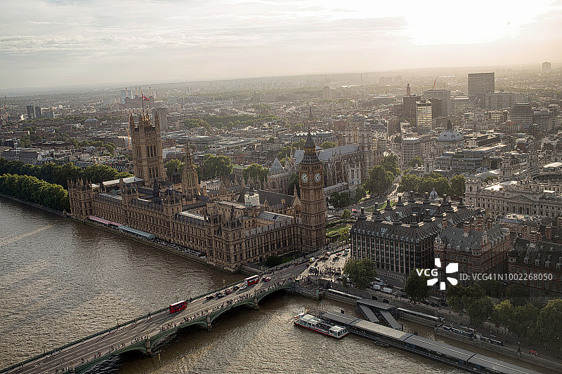 伦敦泰晤士河畔大本钟和议会大厦的黄昏鸟瞰图图片素材