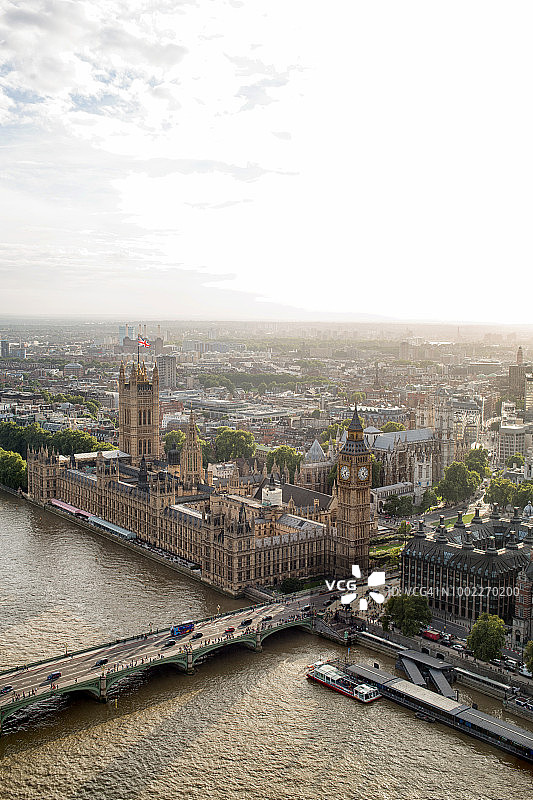 伦敦泰晤士河畔大本钟和议会大厦的黄昏鸟瞰图图片素材