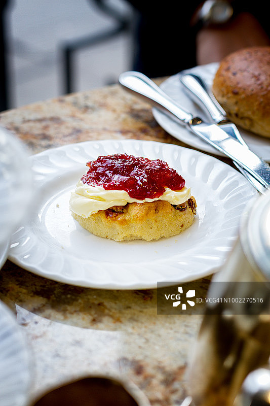 搭配凝结奶油和果酱的精美司康饼，适合正式的英式下午茶图片素材