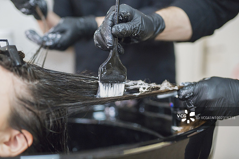 在美容院染发的过程图片素材