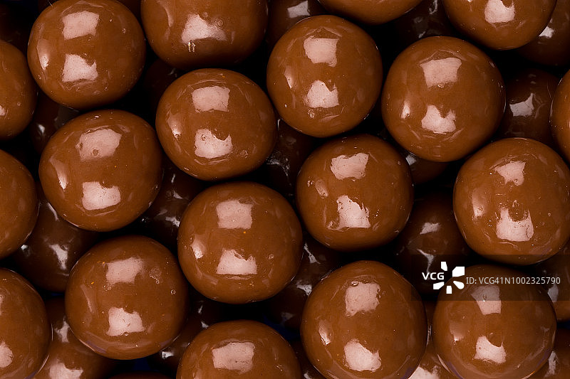 多种巧克力球糖果组合（白色背景，已隔离）图片素材