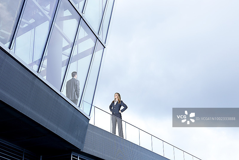 向外看的女商人图片素材