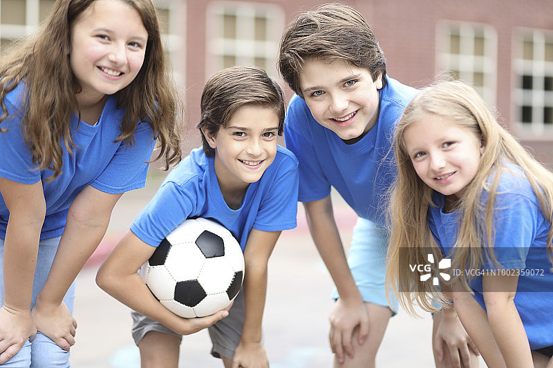 小学生足球队庆祝胜利。图片素材