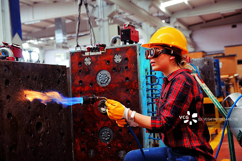 在工厂工作的女人图片素材