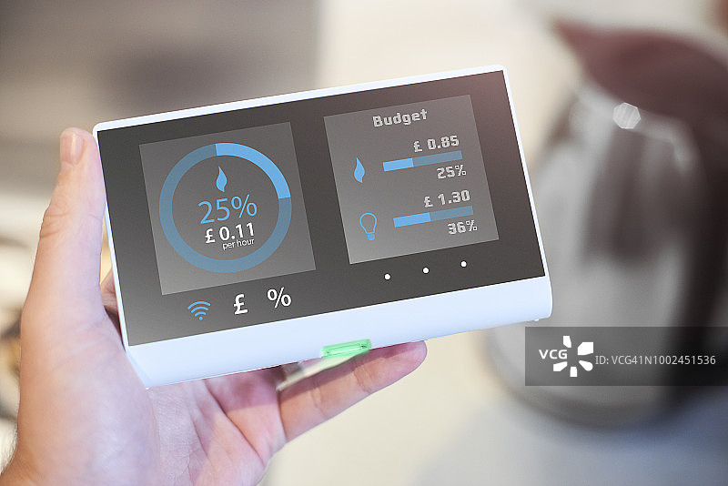 房主查看智能电表读数图片素材