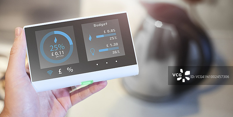 房主查看智能电表图片素材