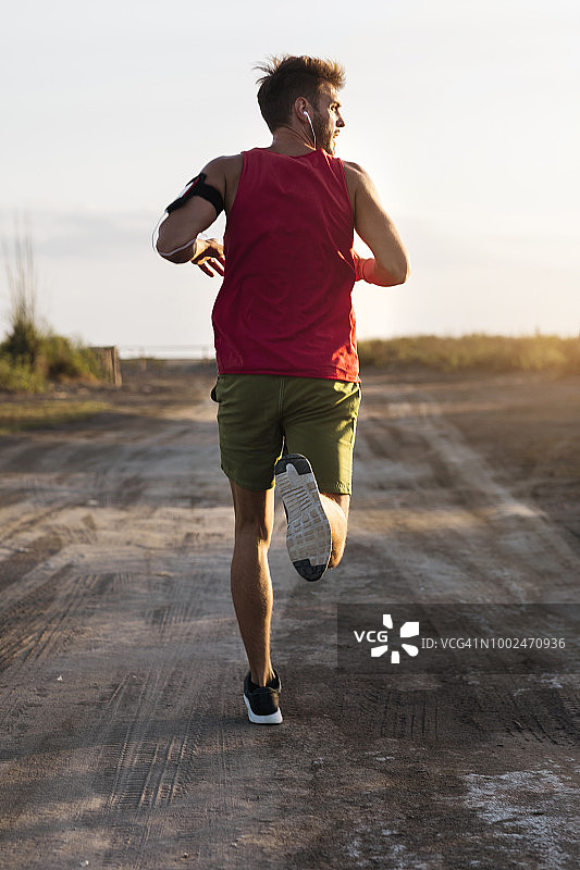 慢跑欣赏日落图片素材
