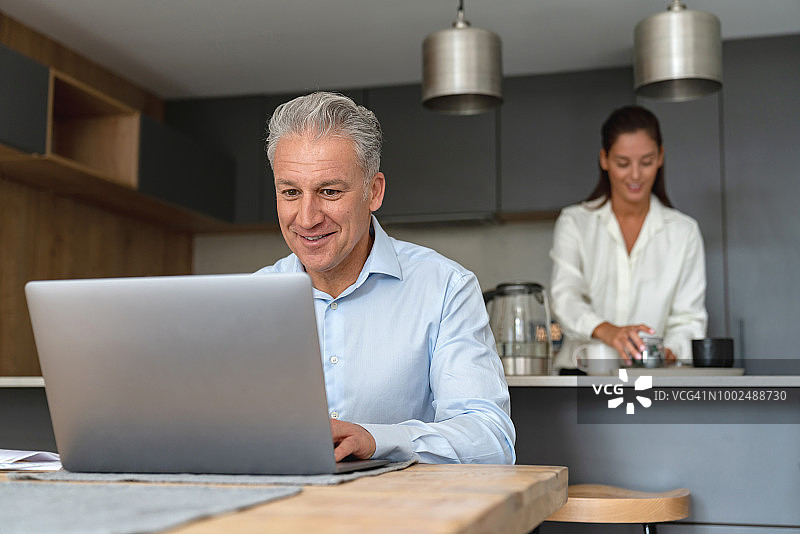 情侣在家制作咖啡并线上工作图片素材