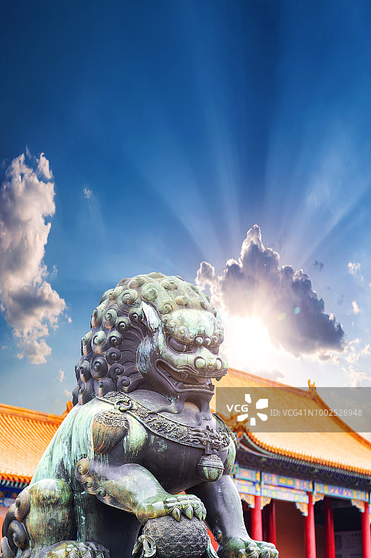 北京故宫的青铜狮子雕像，中国象征图片素材