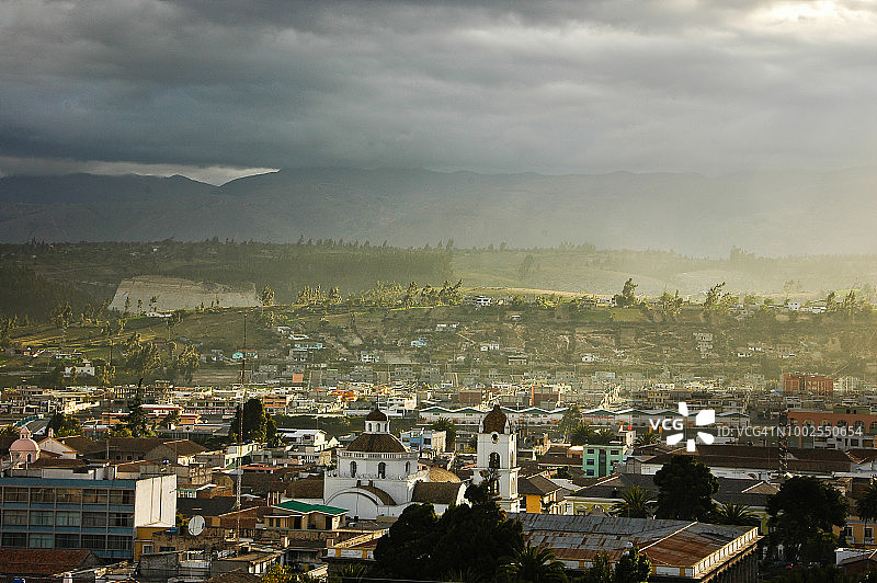 厄瓜多尔拉塔昆加城镇的日落图片素材