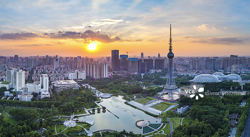 中国佛山：佛山公园周围的建筑和佛山电视塔地标图片素材