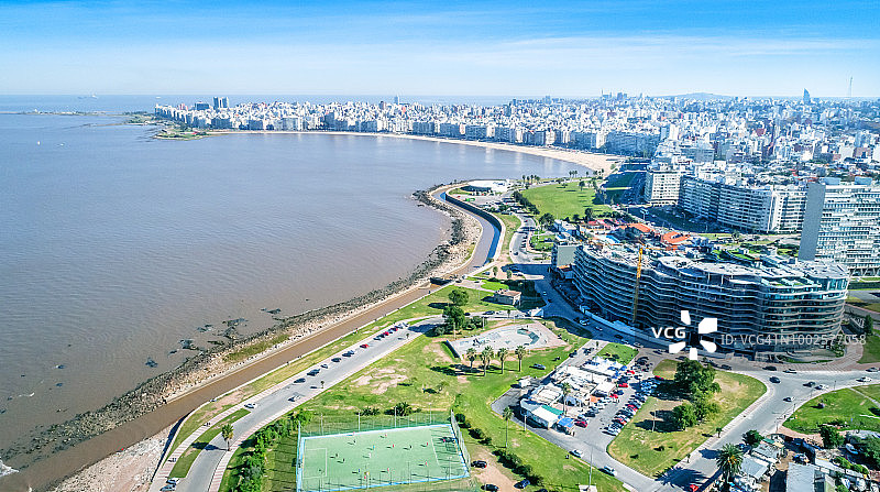 乌拉圭蒙得维的亚海岸线和波西托斯街区高角度航拍图片素材