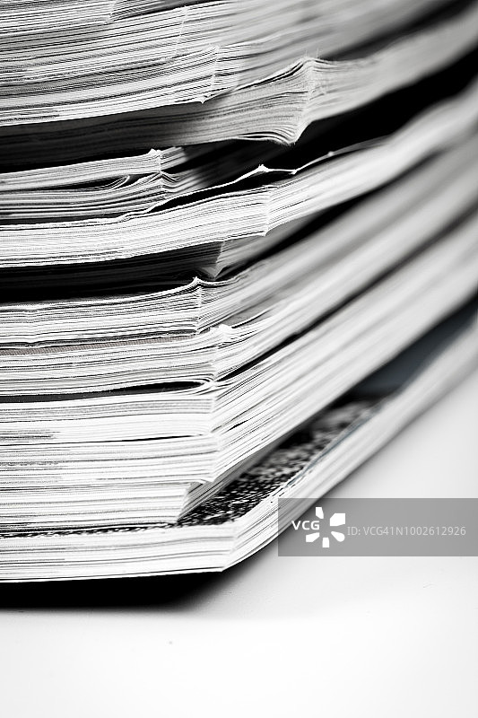 杂志堆叠特写镜头 - 单色图片素材