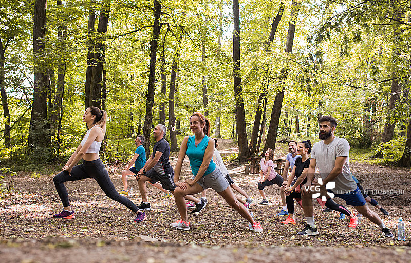 一群运动员在森林里伸展腿部图片素材