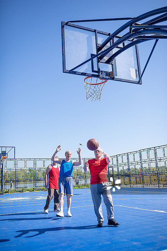 一群老年人在户外进行体育活动，打篮球图片素材