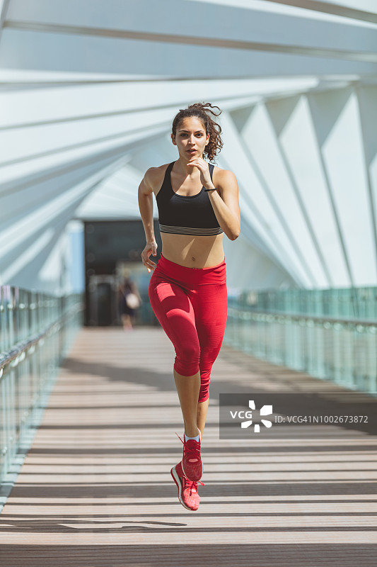 在带屋顶的走道上跑步的跑步者图片素材