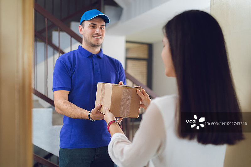 包裹成功送达图片素材