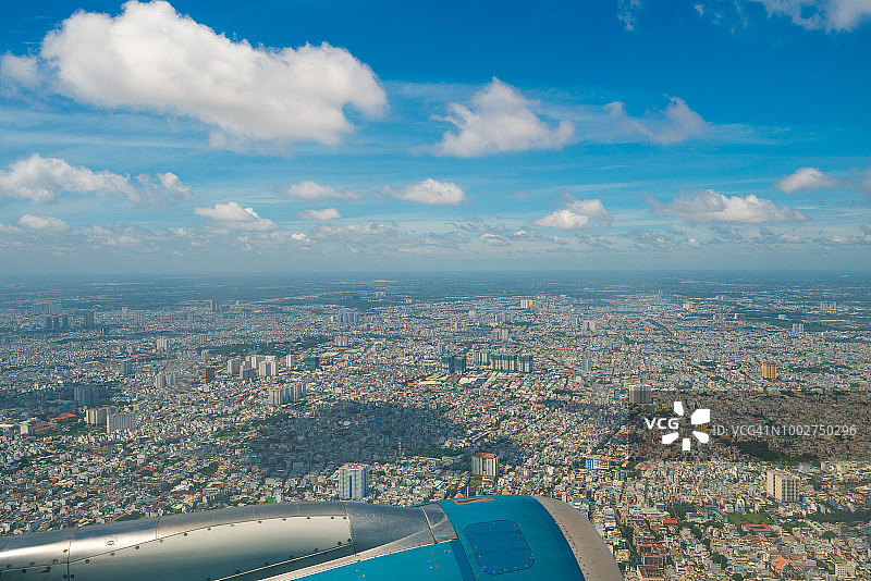 从飞机窗口俯瞰胡志明市图片素材