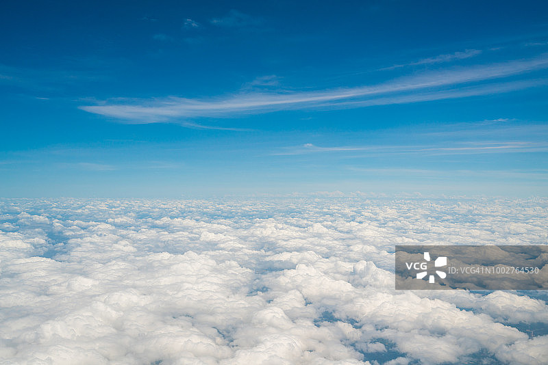 飞机舷窗外的云朵印象图片素材