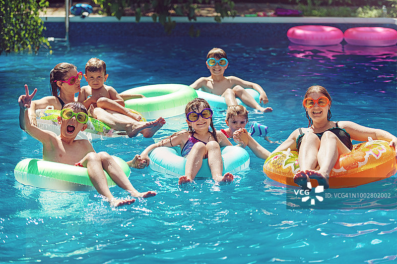 夏日度假乐趣。图片素材