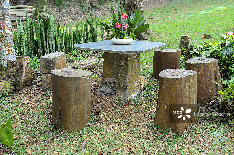 公园风景摄影背景中的大木凳图片素材