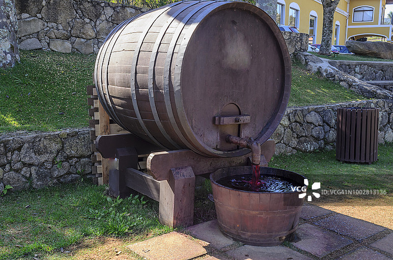 巴西圣保罗圣罗克，阳光明媚的七月，装有葡萄酒的桶图片素材