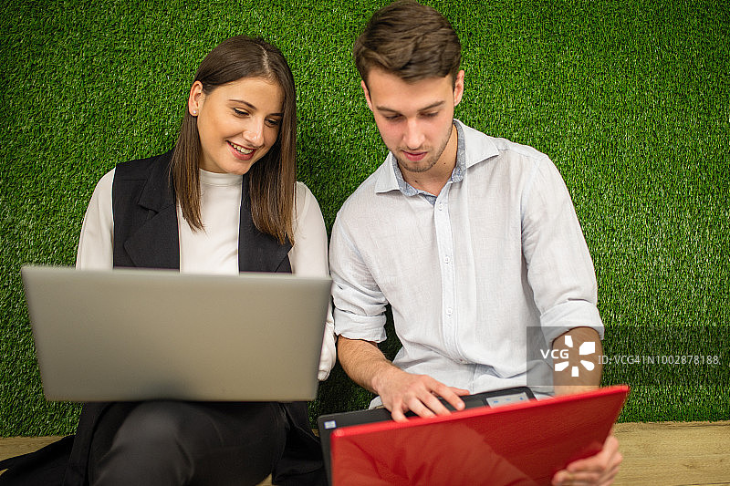 大学走廊里的学生图片素材